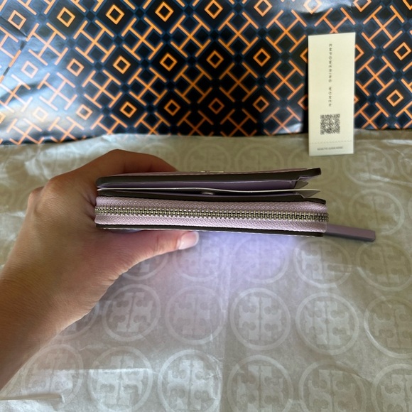 Tory Burch Britten Patent Bifold Wallet Lavender Silver Light Purple - Picture 2 of 11